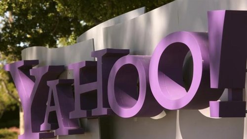 El logo de Yahoo aparece en la sede de la compañía de internet en California