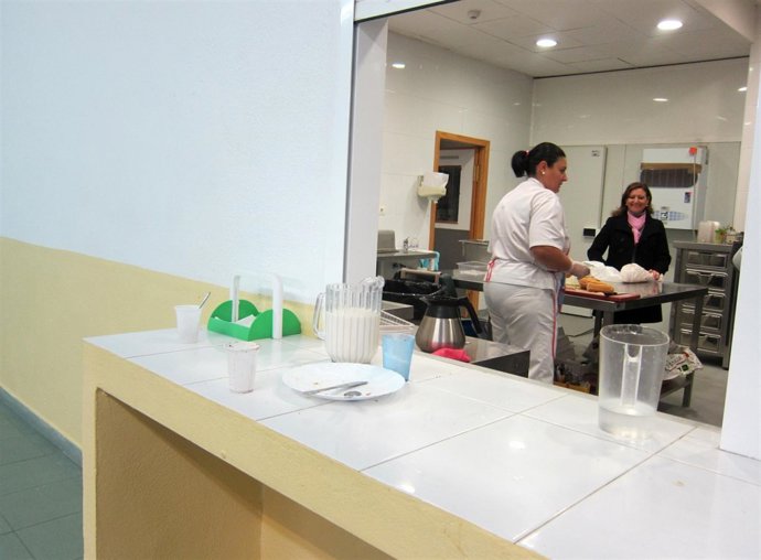 Chamorro visita el dispositivo de inmigrantes ante la aceituna.