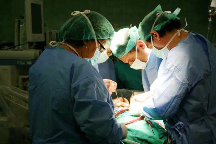 Un Momento De La Operación De Corazón Por Cirujanos Del Macarena