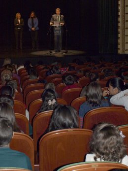 Fernández Mañueco en el Teatro Liceo de Salamanca con los participantes