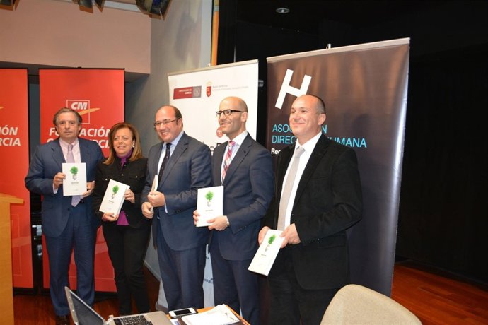 Pedro Antonio Sánchez en el centro de la imagen