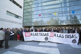 Abogados concentrados en la Ciudad de la Justicia de Valencia