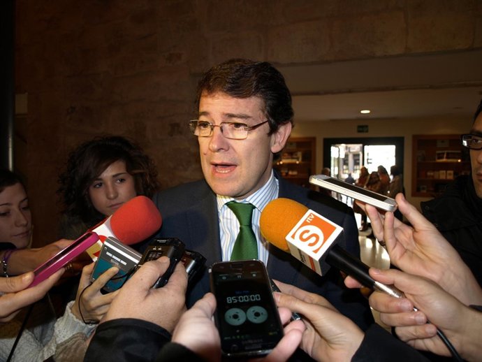  Fernández Mañueco Atiende A Los Medios En Salamanca