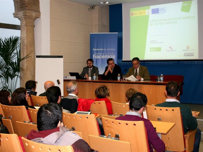 Fuentes (dcha.) en la inauguración del curso