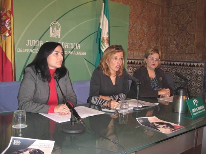 Ferrer, en el centro, en rueda de prensa