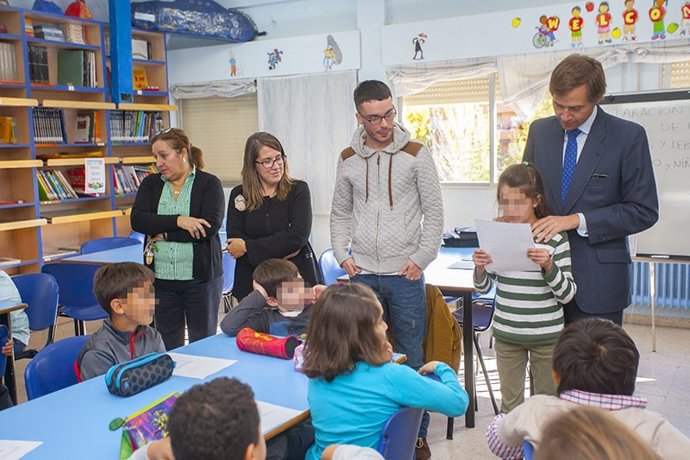 González Terol con niños de 3º de Primaria