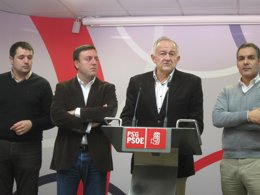 Alcaldes con el portavoz del PSdeG en el Parlamento, José Luis Méndez Romeu