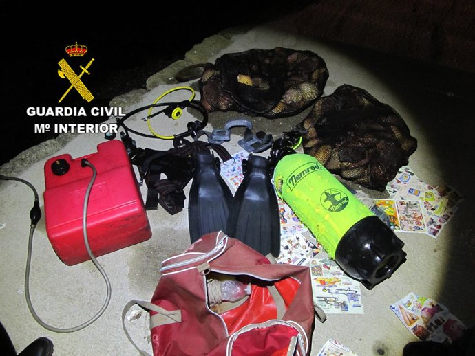 Material intervenido a furtivos arousanos.