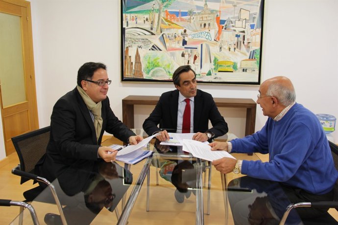 El alcalde con representantes de la Cámara de Comercio y Apemecac