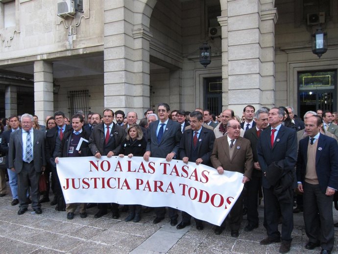 Concentración de abogados contra la ley de tasas