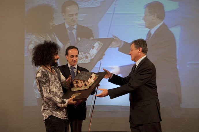 Arasti y el delegado del Gobierno entregan el galardón a Malikian