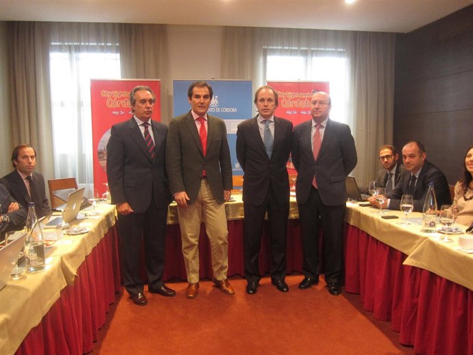 José Antonio Nieto (centro) asiste a la convención de 'City Sightseeing'