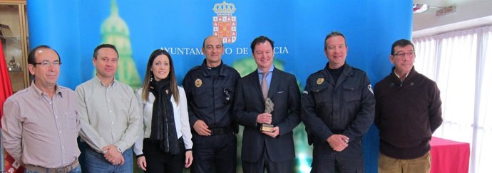 La ONG Azul en Acción entrega un premio a la obra social la Caixa