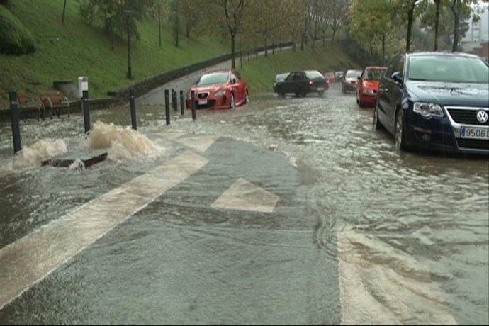 Una arqueta reventada en Basauri (Bizkaia)