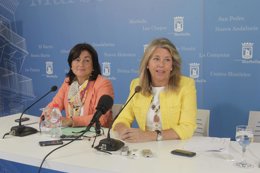 La alcaldesa de Marbella, Ángeles Muñoz, junto a una edil