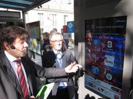 El alcalde de Barcelona Xavier Trias en una parada de bus con funciones 'smart'