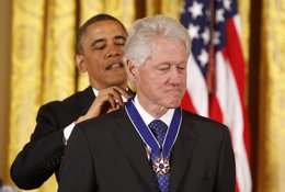 Barack Obama impone a Bill Clinton la Medalla de la libertad
