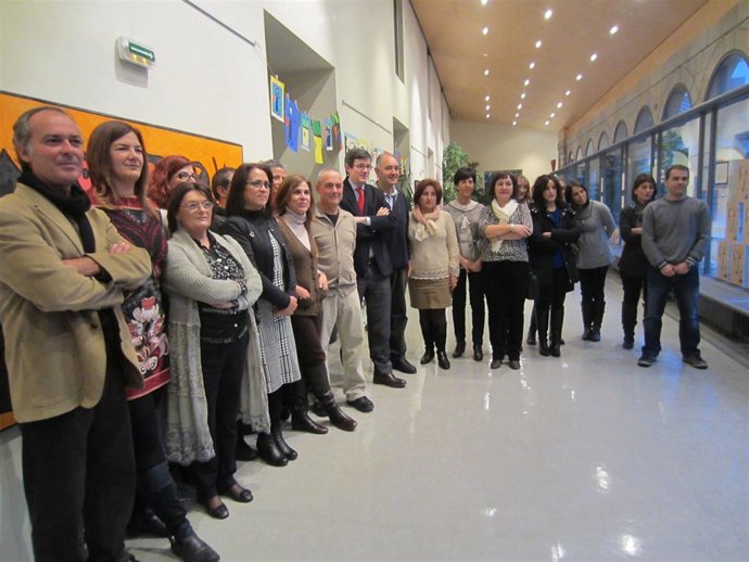 Iribas con representantes de los centros reconocidos
