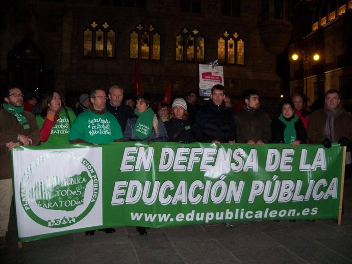 Alrededor de un centenar de personas se concentra en León en contra de la Lomce