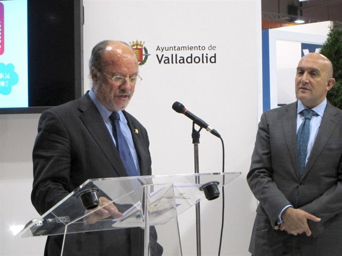 El alcalde, junto al presidente de la Diputación de Valladolid en Intur.