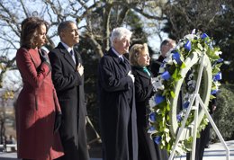 Barack y Michelle Obama junto a Bill y Hillary Clinton en un homenaje a JFK