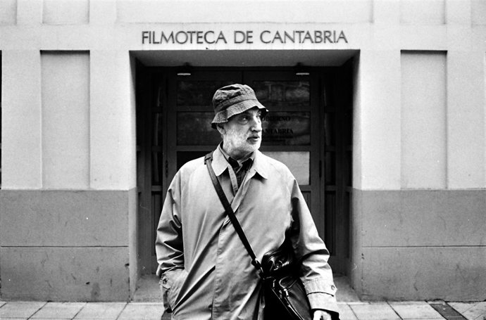 Paulino Viota saliendo de la Filmoteca de Cantabria