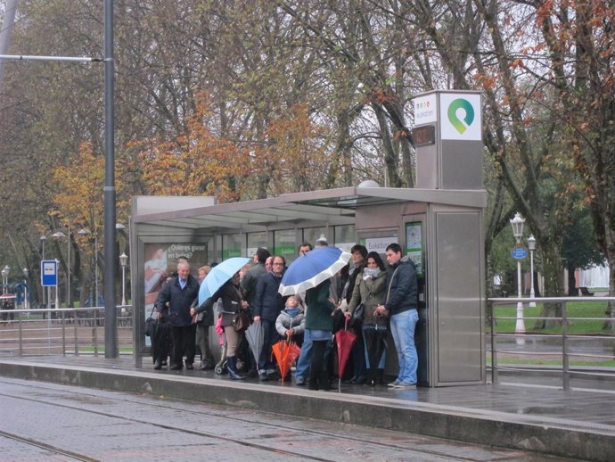 Usuarios del tranvia se resguardan de la lluvia