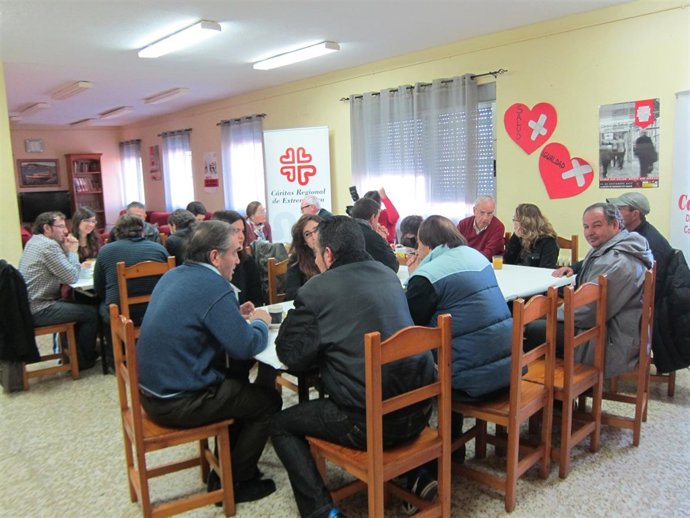 Personas Acogidas En El Centro Vida De Cáceres Y Periodistas