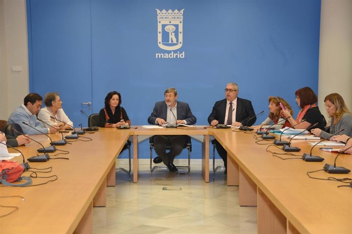 Lissavetzky con miembros de su grupo municipal                  