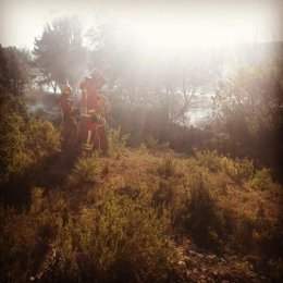 Bomberos en el incendio de Godelleta
