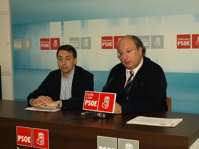 Los socialistas Fernando Pablos y Enrique Cabero en la sede del PSOE Salamanca