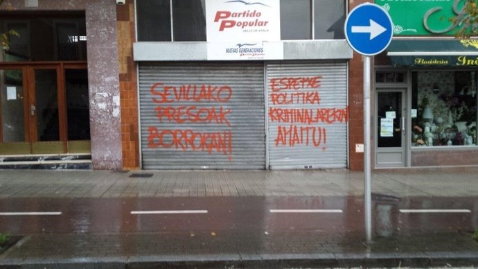 Pintadas en la sede del PP de Álava