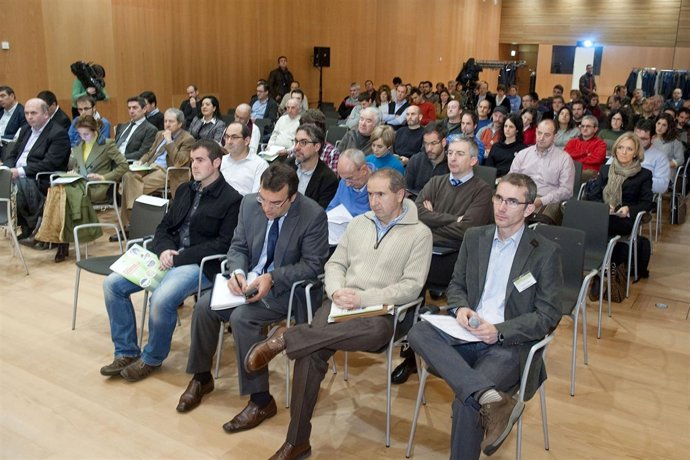Público asistente a la jornada de la I Feria de biomasa forestal de Navarra.