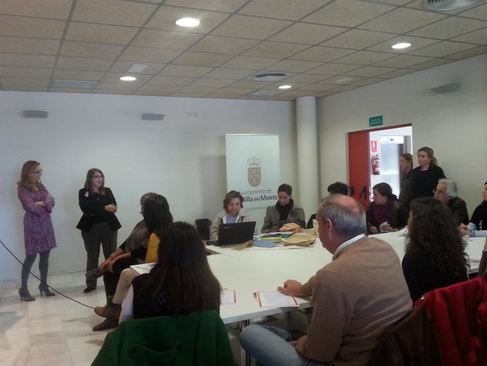 S comerciantes de Boadilla reciben un curso gratuito de técnicas de empaquetado