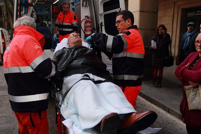 Evacuación de uno de los ocupas.