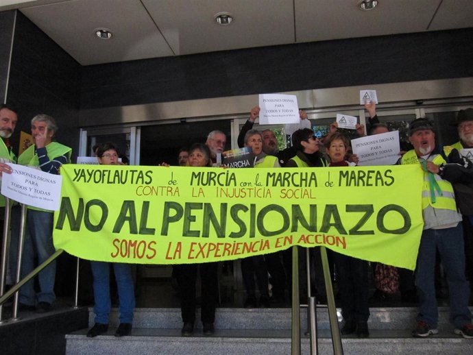 Los yayoflautas, en la puerta de la sede de la Seguridad Social