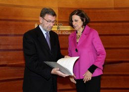 Emelina Fernández entrega a Manuel Gracia informe del CAA