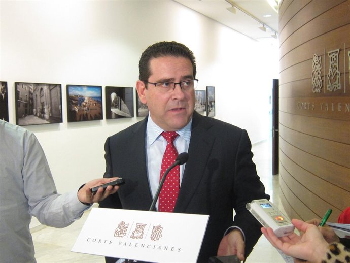 Bellver atiende a los medios en los pasillos de las Corts