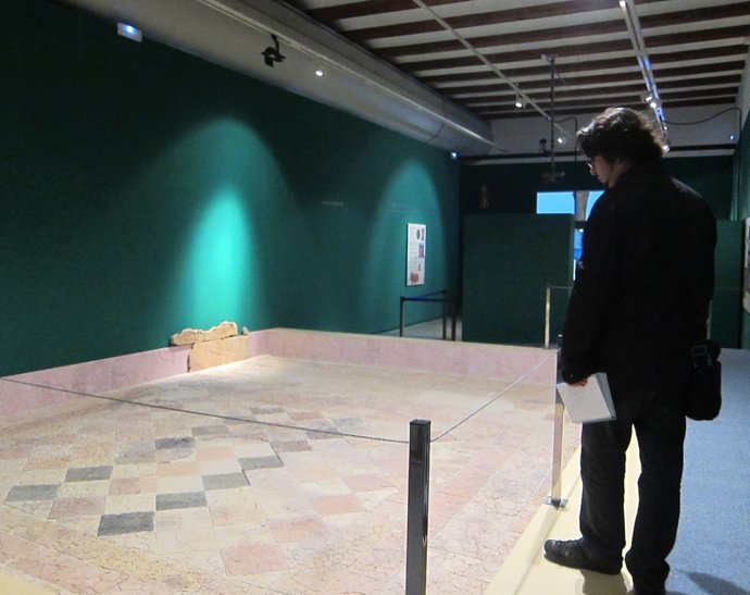 Un espectador en la exposición 'Villa Cornelius'