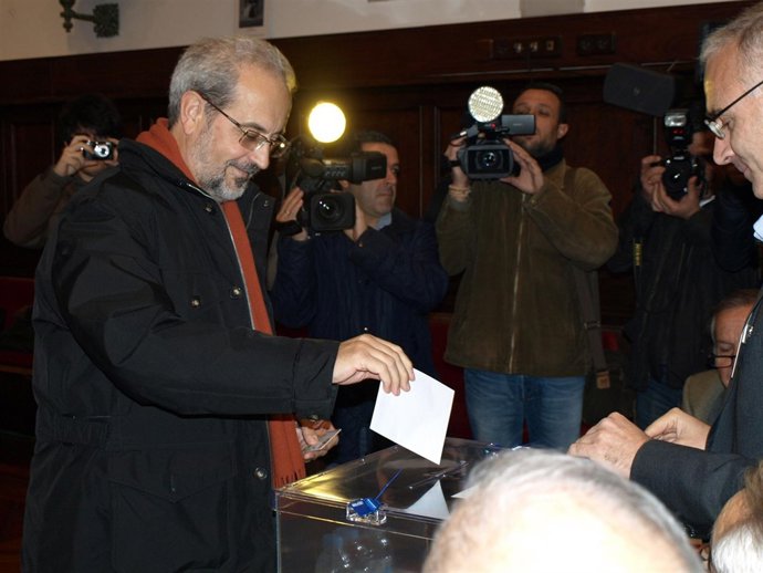 Hernández Ruipérez vota en el Paninfo de la USAL