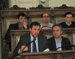 Oscar Puente, sentado delante de Juan José Zancada en un Pleno de Valladolid