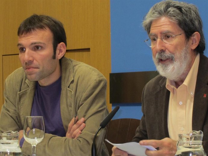 El concejal de IU, PAblo Muñoz, y el diputado de IU, Adolfo Barrena