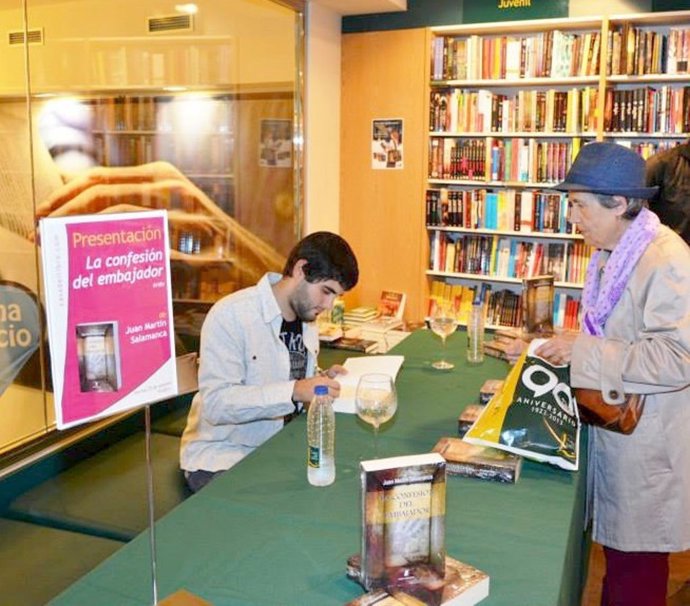 Juan Martín Salamanca firma un ejemplar de su nueva novela