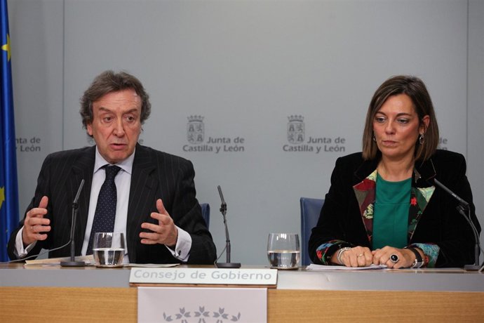 De Santiago-Juárez y Milagros Marcos comparecen tras el Consejo de Gobierno.