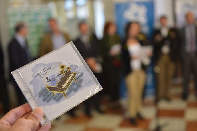 Disco 'Duetos solidario', de Carlos Álvarez