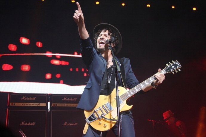 Tommy Torres le ayuda a un fan con una chica