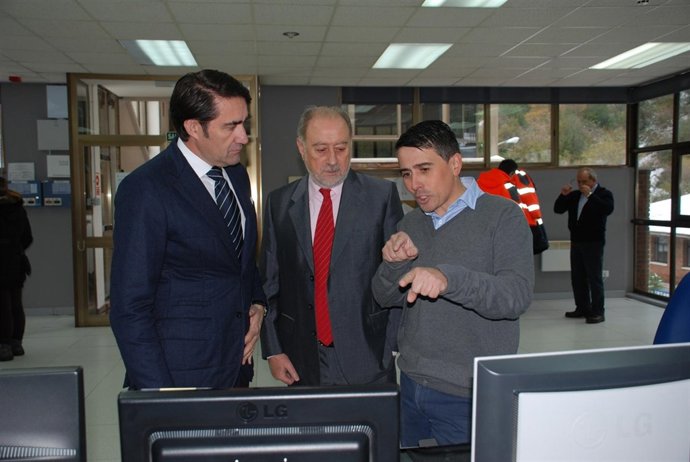 De Lorenzo,(centro) y  Suárez-Quiñones (centro) en el Centro de Control