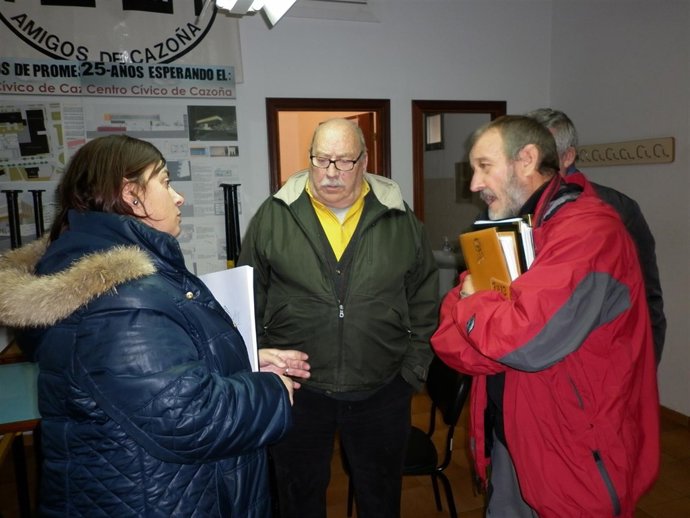 Pérez Ezquerra con la Asociación de Vecinos 'Amigos de Cazoña'
