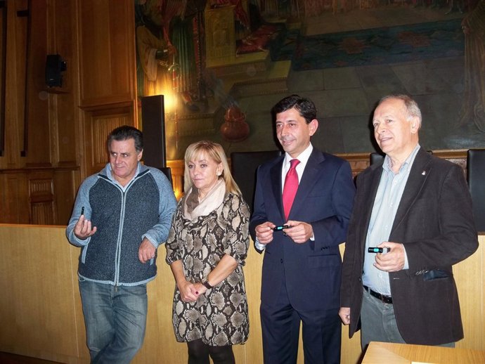 Carrasco, (segunda izquierda) presenta los presupuestos para 2014.