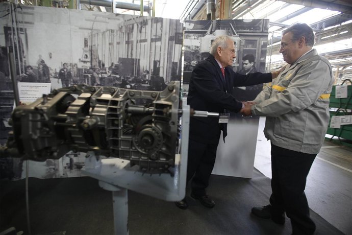 Zoido visitando las instalaciones de Renault